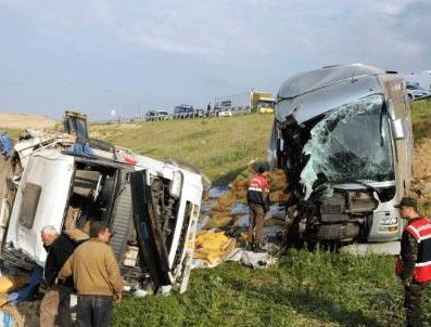 İLK YARDIM - Yolcu otobüsü kamyonla çarpıştı: 26 yaralı