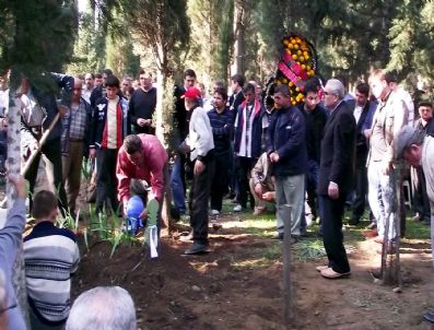 ALİ AYDINLIOĞLU - Öldürülen İş Adamı Toprağa Verildi