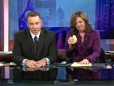 Öfkeyle kağıtları ağzına tıktı