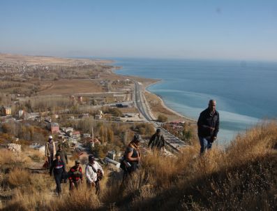 Ahlatlı Doğaseverler Adilcevaz'da Kır Yürüyüşü Yaptı