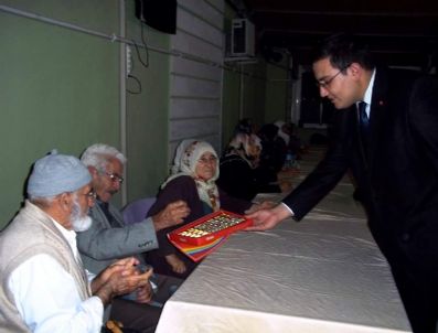 AK PARTI GENÇLIK KOLLARı - Ak Parti Hastaları Ve Yaşlıları Unutmadı