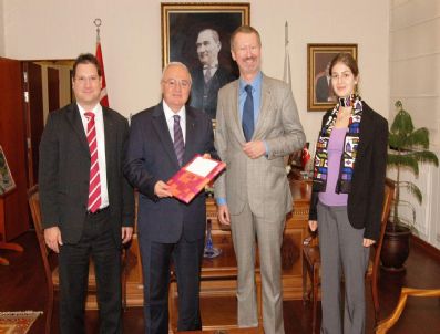 YAVUZ ERKMEN - Başkonsolos'dan Vali Erkmen'e Ziyaret