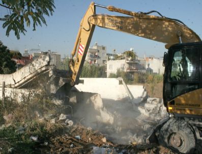 SOKAK ÇOCUKLARı - Toroslar'da Metruk Binalar Yıkılıyor