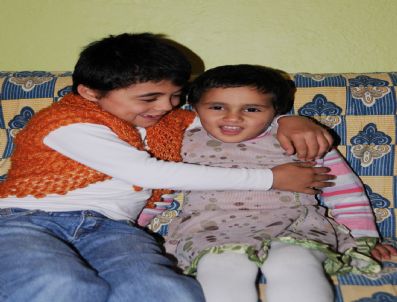 Arzu Ve Ayşe, Kaçırılan Kardeşlerini Bekliyor