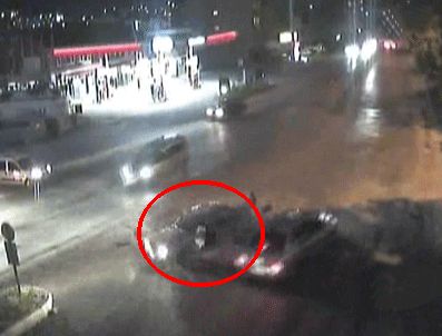 Kaza anında aracından düştü