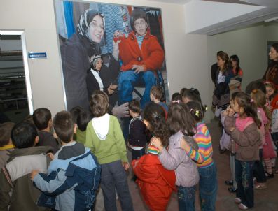 NİHAT ZEYBEKÇİ - Miniklerden Anlamlı Yardım