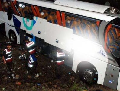 ZEMZEM - Sivas'ta otobüs devrildi: 5 ölü, 29 yaralı