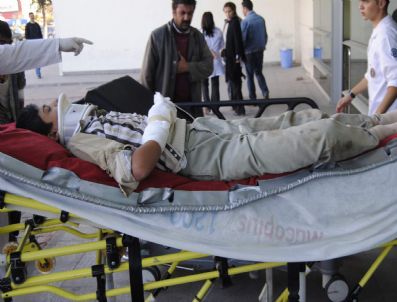 Traktör Kanala Uçtu: 3 Yaralı