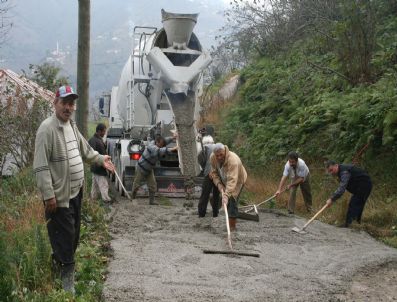 Köylüler Kendi Yollarını Betonladılar