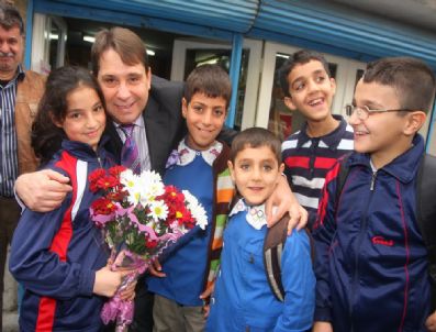 DOKUZ EYLUL ÜNIVERSITESI - Öğretmenler Günü'nde Çocuklardan Başkana Çiçek