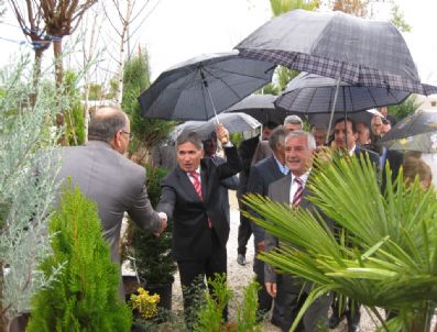 ABDURRAHMAN KOÇOĞLU - 6. Ödemiş Süs Bitkileri Ve Fidancılık Sergisi Yağmur Altında Açıldı