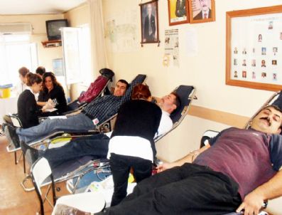 AK PARTI GENÇLIK KOLLARı - Ayvalık Ak Parti'den Kan Bağışı