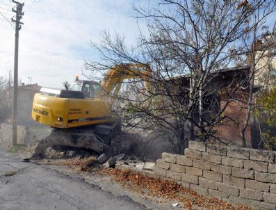 VIRANE - Belediye Virane Binaları Yıkıyor