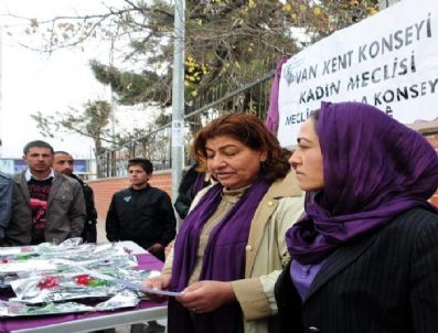 Van Belediyesi Kadın Meclisi'nden Erkeklere Mor Şal Ve Gül