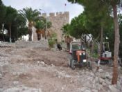 Güvercinada'da Restorasyon Öncesi Kaçak Eklentiler Yıkılıyor