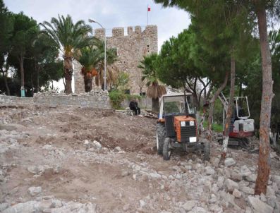 Güvercinada'da Restorasyon Öncesi Kaçak Eklentiler Yıkılıyor