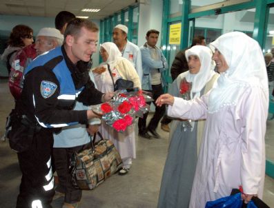 Vanlı Hacılar Karanfillerle Karşılandı