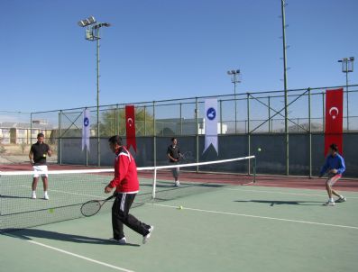 Yyü'de Geleneksel Tenis Turnuvası