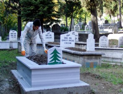 MEZAR TAŞLARı - Kimsesiz Mezarlar Sahipleniliyor