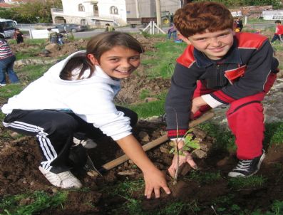 Çocuk Hakları Haftasında Fidan Diktiler