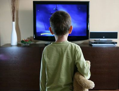 Çocuk kaç yaşında tek başına TV izleyebilir?