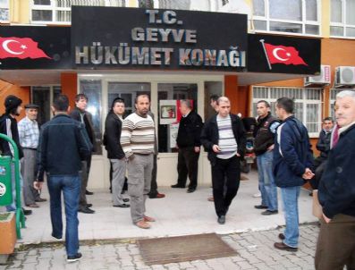 İDRIS AKBıYıK - Geyve'de Esnafa Saldırı