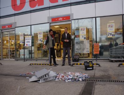 KURTKÖY - Hırsızlar Atm'yi Çaldı