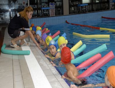 HACI SABANCI - Minikler İlk Defa Havuz Keyfi Yaşadılar