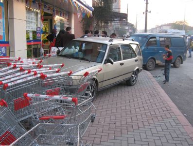 İBRAHIM AVCı - Akyazı'da 2 Ayrı Trafik Kazasında 6 Araç Hasar Gördü