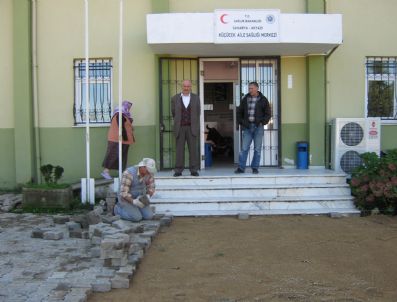 YAŞAR YAZıCı - Küçücek Sağlık Ocağının Bahçesi Parke Taşı Döşeniyor