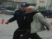 Ekmek Almak İçin Markete Girdi Arabası Çalındı