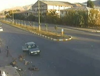 At arabasına araba çarptı