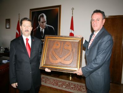 MUSTAFA NECATİ - Kastamonu Valisi Mustafa Kara'ya Ahşap El Oyması Hediye Edildi
