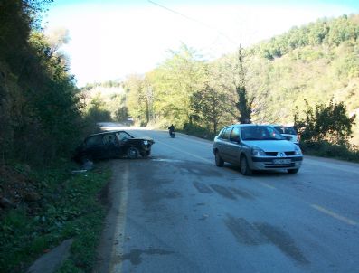 DEMIRCILI - Kumru'da Trafik Kazası