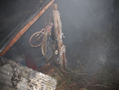 ERDAL YILDIZ - Sakarya'da Ahır Ve Samanlık Yangını