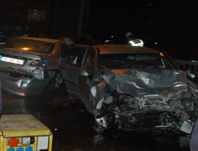 MERSIN ÜNIVERSITESI - Mersin'de Zincirleme Kaza: 2 Yaralı