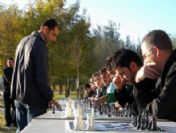 Van'da Simültane Satranç Gösterisi