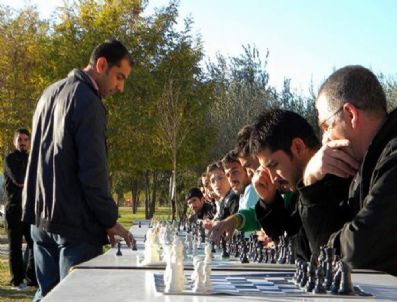 Van'da Simültane Satranç Gösterisi