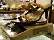 Kadınlar Altın Terliğe Uzaktan Bakıyor