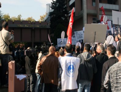 Türk Eğitim-sen'den Meb Önünde 'Yaş Pastalı' Protesto