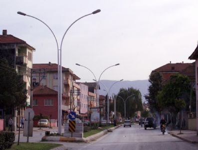 YAŞAR YAZıCı - Akyazı'da Aydınlatma Direkleri Yenilendi