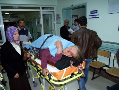 SIVAS CUMHURIYET ÜNIVERSITESI - Merdivenden Düşen Kadın Yaralandı