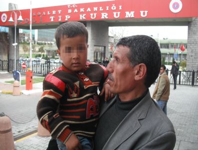 Aıds'e Yakalanan Küçük Çocuk Rapor Almak İçin Adli Tıp'a Geldi