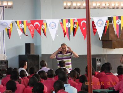 Arınç, Uganda'daki Türk okulunda