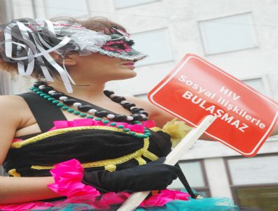 ARZU YANARDAĞ - Dünya Aıds Günü'nde Beyoğlu'nda Yürüyüş