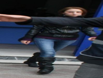 Kocasına Hakaretten Yakalandı