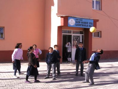 Öğrenciler İngilizce Öğretmenlerini Bekliyor