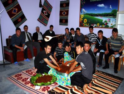 Öğrencilerden Çiğ Köfte Partisi