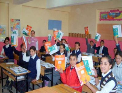 TURAN YıLMAZ - Öğrencilere Kırtasiye Ve Giyim Yardımı