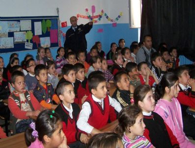 Polisten Öğrencilere Trafik Semineri
